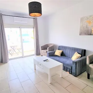 coastal-getaway-2-apartments-for-up-to-14-guests-light.larnacahotels.org/